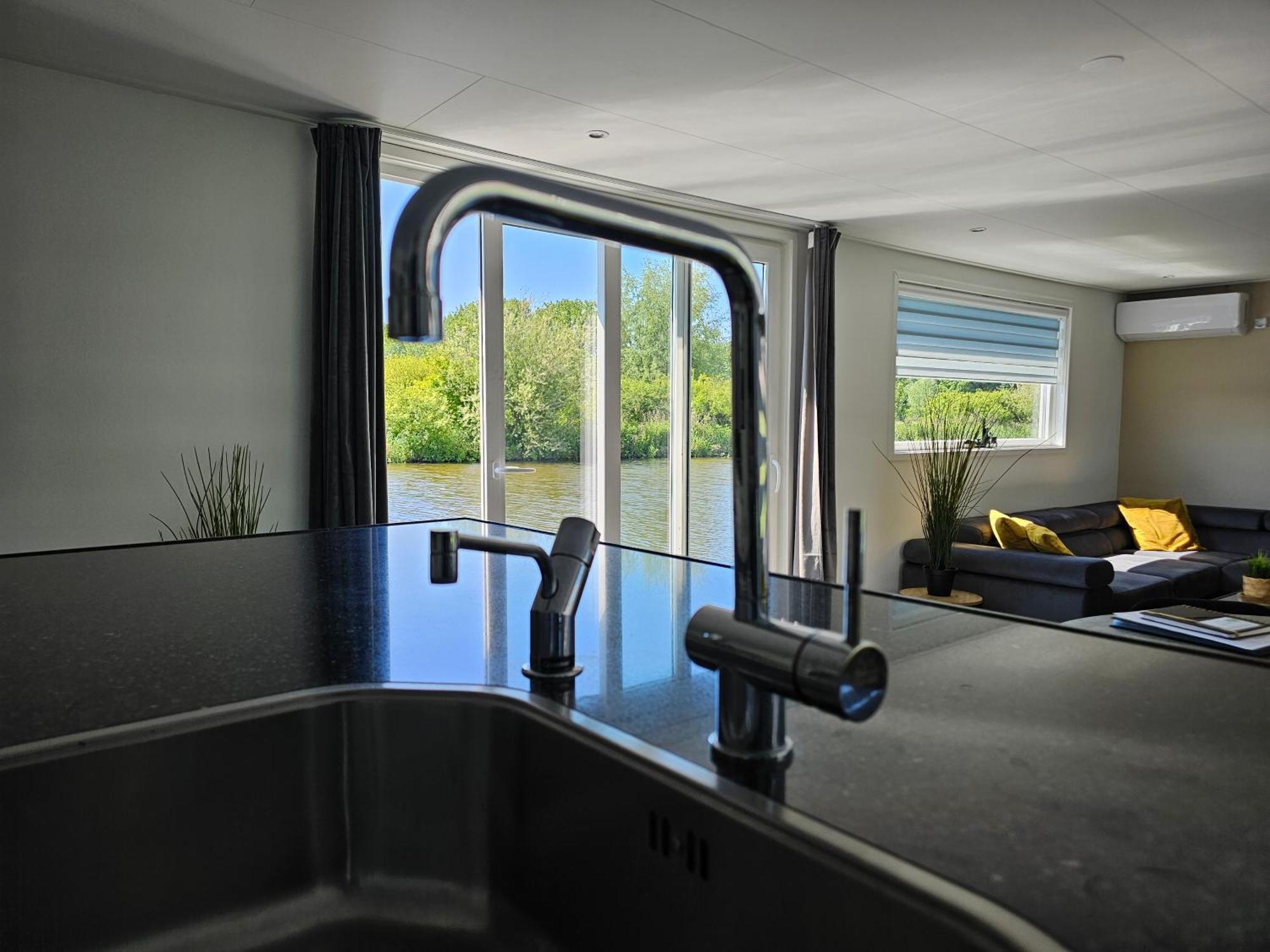 Botel Luxe Woonboot In De Evt Met Console Bootje! *