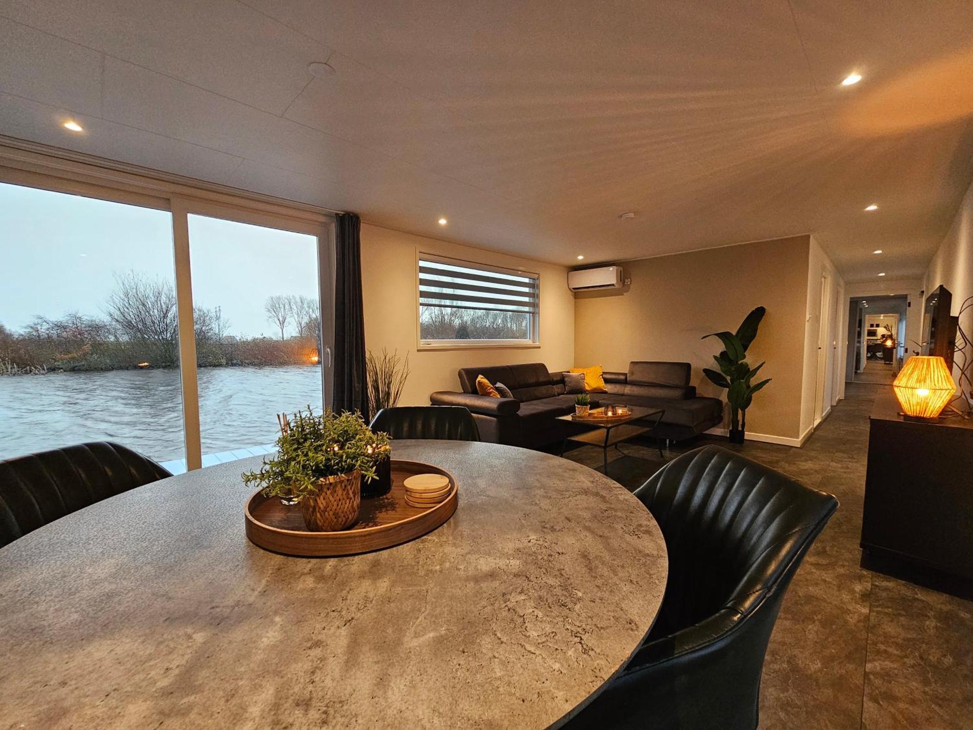 Luxe Woonboot In De Evt Met Console Bootje! Leeuwarden