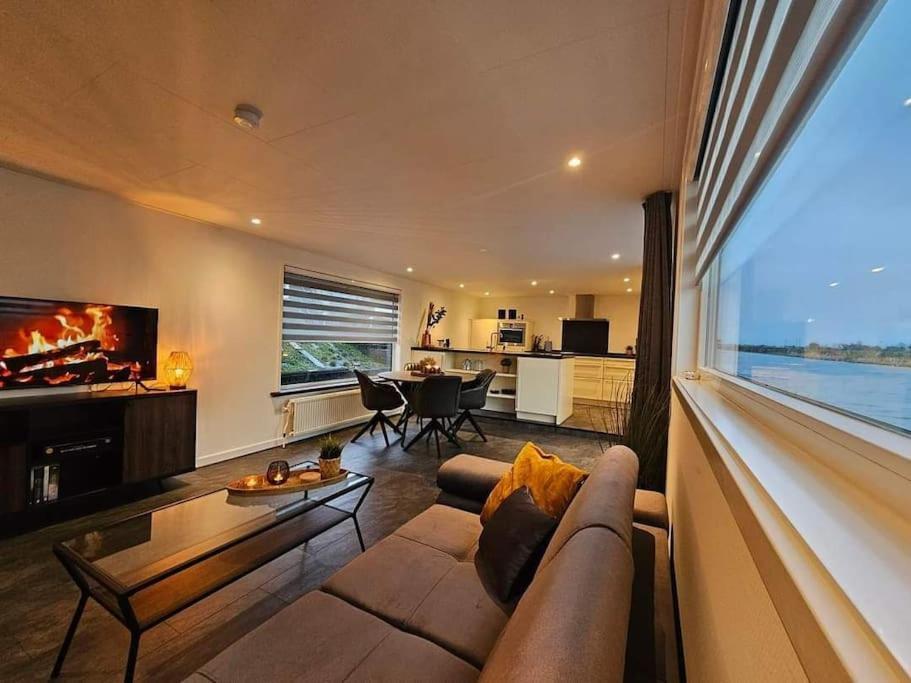 Botel Luxe Woonboot In De Evt Met Console Bootje!