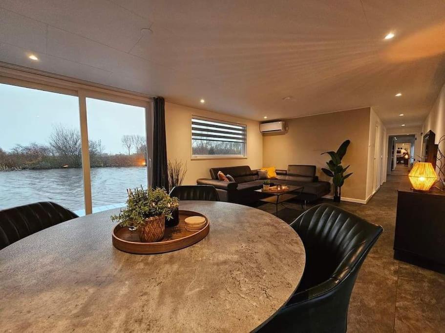 Luxe Woonboot In De Evt Met Console Bootje!